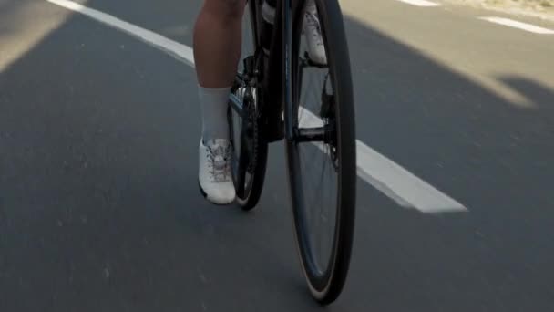 Närbild Professionell Väg Cyklist Ben Unga Ganska Energisk Kvinna Rider — Stockvideo