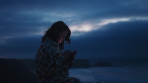 Який Фокус Мрійлива Тисячолітня Дівчинка Сидить Березі Океану Теплій Вітряній — стокове відео