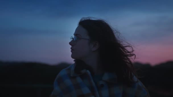 Closeup Retrato Macio Cinematográfico Uma Adolescente Bastante Milenar Com Cabelo — Vídeo de Stock