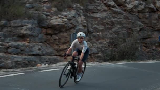 Cycliste Route Professionnel Jeune Femme Assez Énergique Monte Vélo Sur — Video
