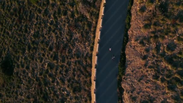 Incrível Épico Aérea Topo Dolly Drone Vista Tiro Dois Amigos — Vídeo de Stock