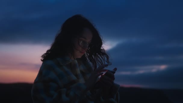 Joven Viajero Bastante Hermosa Mujer Usando Teléfono Móvil Chat Mensajes — Vídeos de Stock