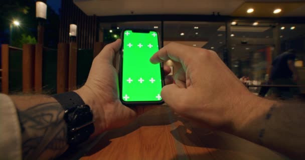 Genç Erkek Dövmeli Elleri Dikey Tutarken Yeşil Ekranlı Cep Telefonu — Stok video