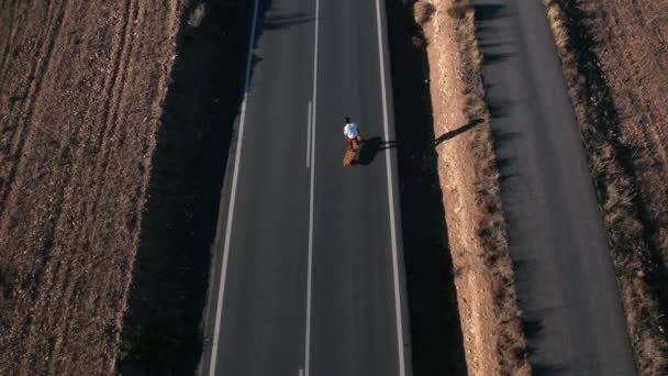 Drone Shot Experienced Rider Curve Longboard Take Turns Gain Speed — Αρχείο Βίντεο