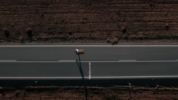 Śledzenie Drone Strzał Człowieka Jazdy Zamówienie Wykonane Longboard Pustej Epickiej — Wideo stockowe