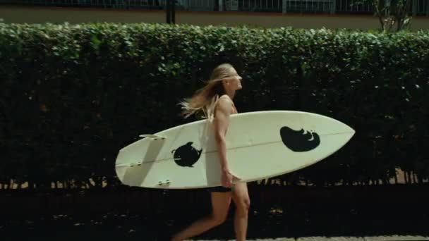 Side Tracking Shot Young Millennial Woman Walk Beach Boardwalk Street — Video