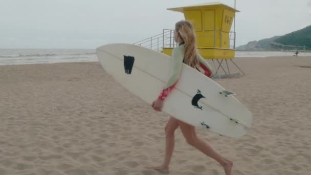 Sörf Tahtası Ile Suya Doğru Koşan Dalgıç Kıyafetli Genç Bir — Stok video