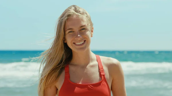 Muotokuva Kaunis Nuori Nainen Punainen Uimapuku Seistä Tyhjä Aurinkoinen Ranta — kuvapankkivalokuva