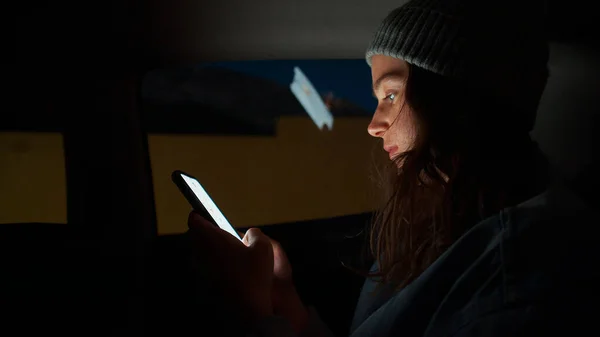 Jovem Mulher Atraente Leva Passeio Carro Táxi Cidade Noite Segurando — Fotografia de Stock