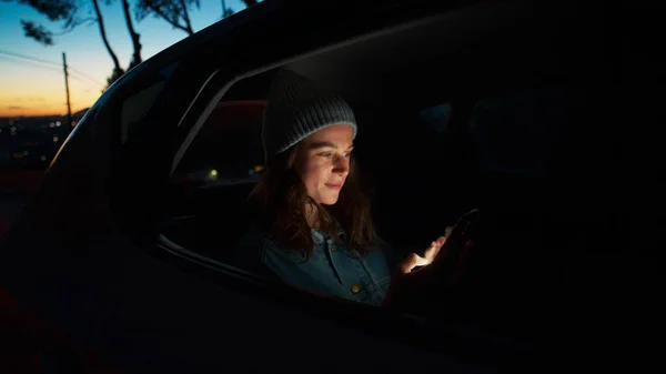 Side Night Elokuvallinen Näkymä Nuori Kaunis Nainen Istua Taksilla Auton — kuvapankkivalokuva