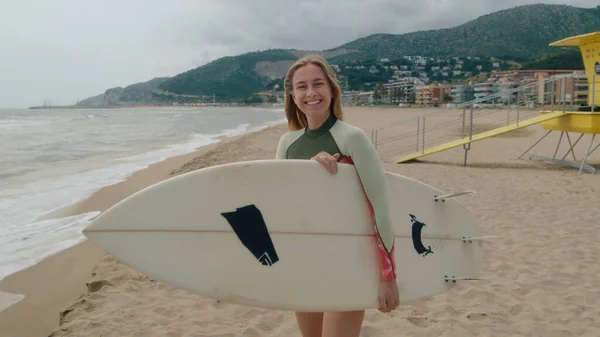 Feliz Sorrindo Autêntica Jovem Com Prancha Surf Olhar Para Câmera — Fotografia de Stock