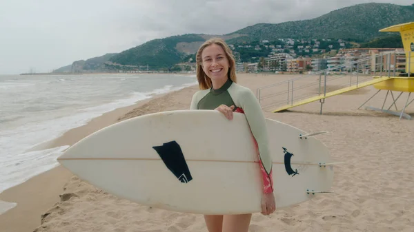 Gelukkig Glimlachende Authentieke Jonge Vrouw Met Surfplank Kijk Naar Camera Rechtenvrije Stockafbeeldingen