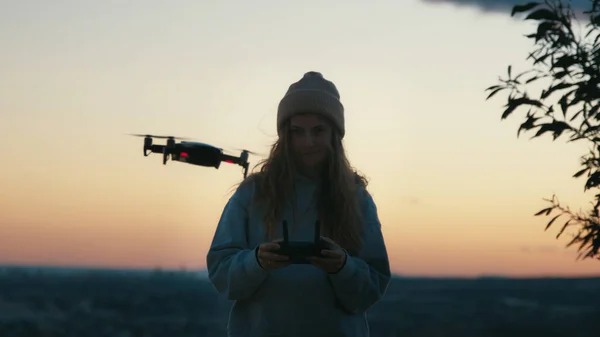 Vista Suave Silueta Femenina Joven Celebración Uso Joystick Para Controlar Fotos de stock libres de derechos