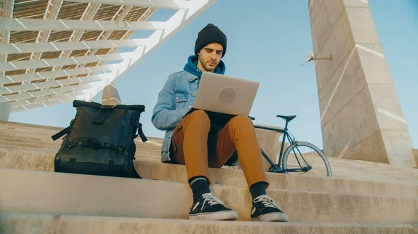 Şehirdeki Modern Kentsel Alanda Dizüstü Bilgisayarda Çalışan Genç Hippi Erkek — Stok fotoğraf