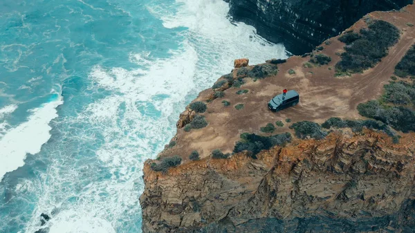 Kalandvágyó Piros Pulóverben Áll Lakókocsija Tetején Videót Készít Közösségi Médiának Stock Fotó