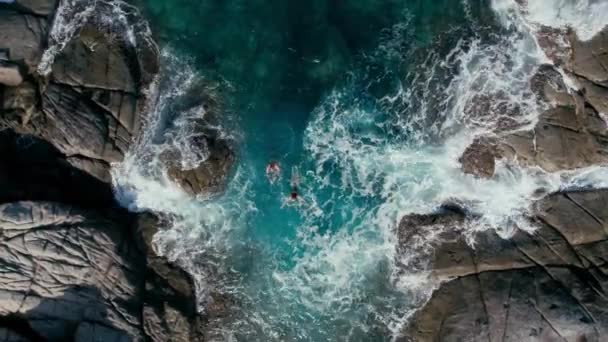 Two People Swim Rocks Secluded Beautiful Cove High Tide Rising — Video Stock