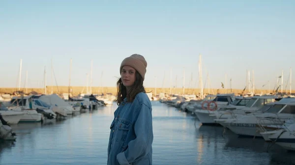Junge Schöne Frau Die Yachtclub Pier Steht Bei Sonnenuntergang Anlegt — Stockfoto