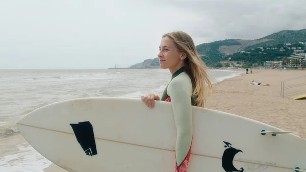 Feliz Sorrindo Autêntica Jovem Com Prancha Surf Olhar Para Câmera — Fotografia de Stock