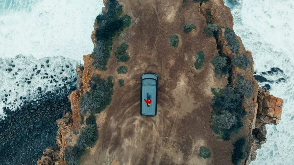 Aerial Drone Ylhäältä Näkymä Ampui Nuori Nainen Punainen Pusero Makasi — kuvapankkivalokuva