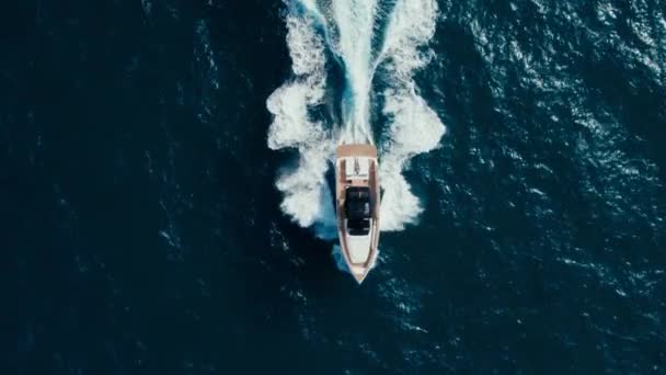 Luxurious Yacht Breaks Waves Pristine Dark Navy Blue Ocean Waters — Vídeo de stock