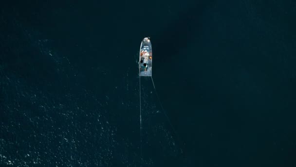 Вид Сверху Небольшой Траулер Передвигающийся Океане Глубокой Синей Водой Рыбаки — стоковое видео