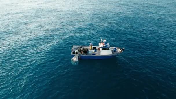 Одинокий Траулер Глубоком Синем Море Рыбаками Работающими Вместе Вытащить Свой — стоковое видео