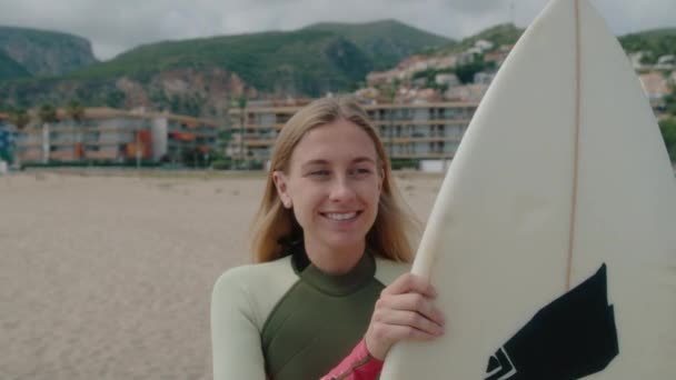 Portrait Young Caucasian Woman Surfboard Smile Look Camera Happy Motivated — Stockvideo