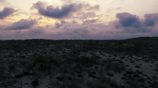 Scenic Moody Shot Cloudy Sky Ocean Shoreline Twilight Dolly Zoom — Vídeos de Stock