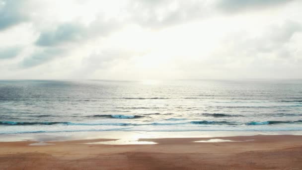 Статический Снимок Облачного Неба Песчаного Пляжа Берегу Океана Закате Высококачественные — стоковое видео