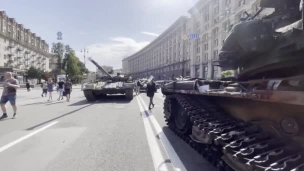 Khreschatyk Street Exposition Captured Destroyed Burnt Russian Military Equipment Artillery — Stockvideo