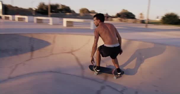 Cinematic Epic Shot Young Skater Ride Skateboard Empty Skating Pool — Video