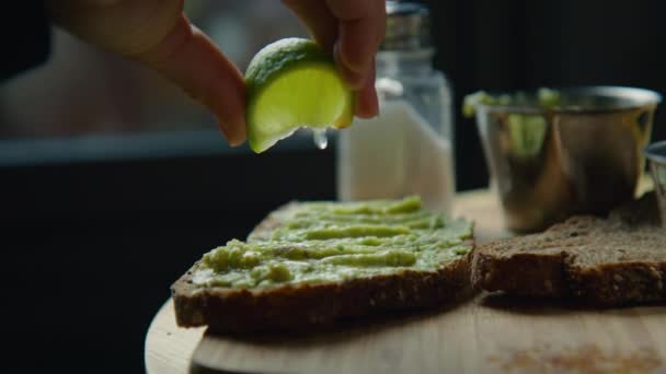 Woman Garnish Avocado Toast Lime Healthy Eating Habits Vegetarian Vegan — Vídeos de Stock