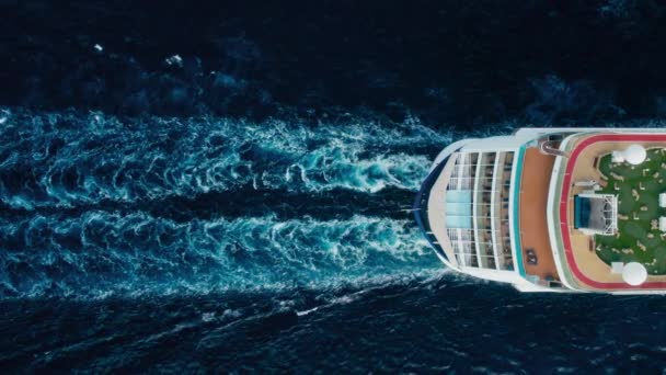 Vue Dessus Sur Poupe Énorme Navire Commercial Croisière Passagers Laisse — Video