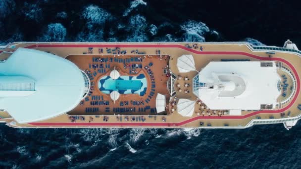 海の中に大きな巡洋艦船の空中トップビュー メインデッキにはエンターテイメントゾーンがあり プール 映画館などで撮影できます ミニゴルフ 人々は楽しんでる — ストック動画