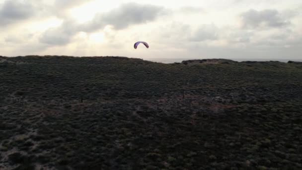 Dolly Zoomt Vanuit Lucht Eenzame Paraglider Die Bij Zonsondergang Lage — Stockvideo