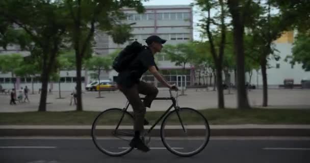 Tracciamento Laterale Colpo Giovane Uomo Andare Bicicletta Pendolare Sulla Strada — Video Stock