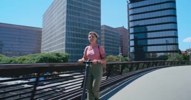 Joven Mujer Milenaria Montar Scooter Eléctrico Centro Ciudad Barrio Del — Vídeos de Stock