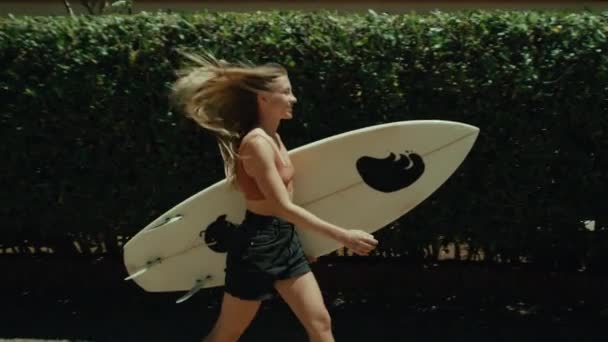 Side Tracking Shot Young Millennial Woman Walk Beach Boardwalk Street — Video