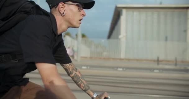 Şehirde Genç Modern Bir Adamın Bisiklet Sürüşüne Yakın Endüstriyel Şehir — Stok video