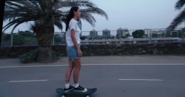 Jovem Mulher Milenar Livre Andar Skate Calçada Praia Mulher Confiante — Vídeo de Stock