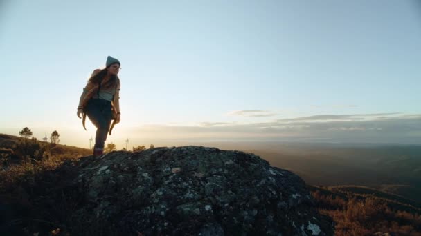 여행자는 아름다운 영화같은 일몰에 산위에 꼭대기의 골조로 천년기 행복의 분위기 — 비디오