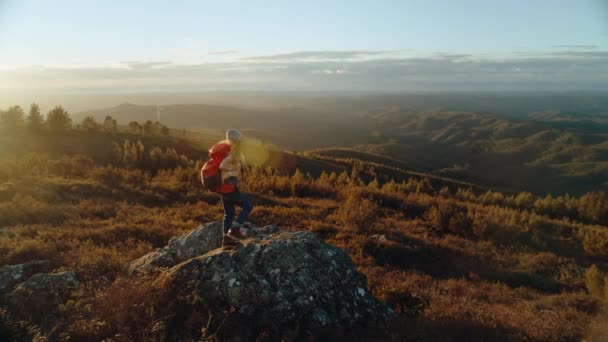 Mujer Excursionista Encuentran Marco Cima Colina Montaña Hermosa Puesta Sol — Vídeos de Stock