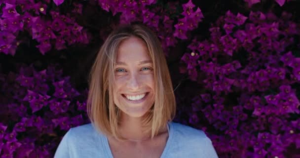 Portrét Mladé Dívky Pozadí Kvetoucích Květin Opravdové Emoce Radosti Spokojenosti — Stock video