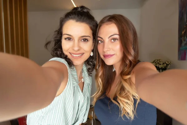 Two Pretty Young Women Taking Selfie — Stock Photo, Image