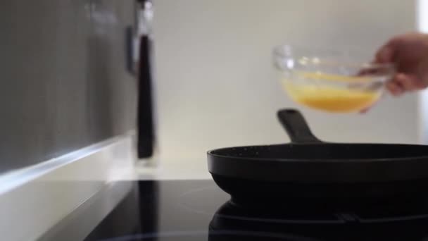 Jogando Ovos Batidos Uma Frigideira Quente Para Fazer Uma Omelete — Vídeo de Stock
