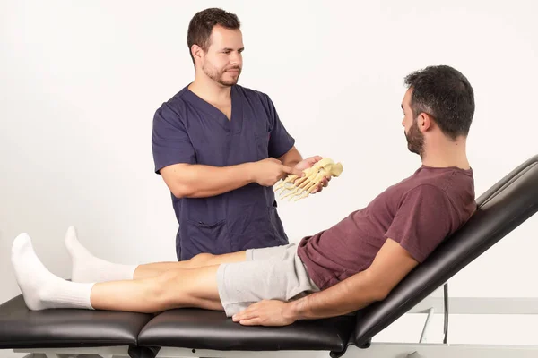 Fysiotherapeut Legt Een Patiënt Uit Wat Zijn Voetblessure Toont Hem — Stockfoto