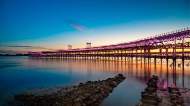 Huelva, Endülüs, İspanya 'daki Rio Tinto maden şirketinin maden yükleme iskelesinin panoramik görüntüsü. 