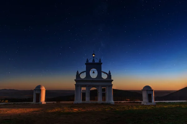 아리아스 몬타노 하늘은 하르에 별들로 스페인 의산중에서 관광객 — 스톡 사진