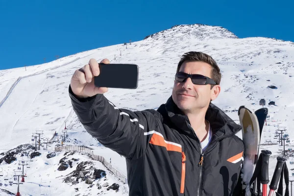 Knappe Skiër Neemt Een Selfie Besneeuwde Berg Terwijl Hij Zijn — Stockfoto