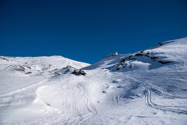 晴れた日に背景に展望台とシエラネバダ州 グラナダ アンダルシア スペインの雪に覆われた山々 — ストック写真